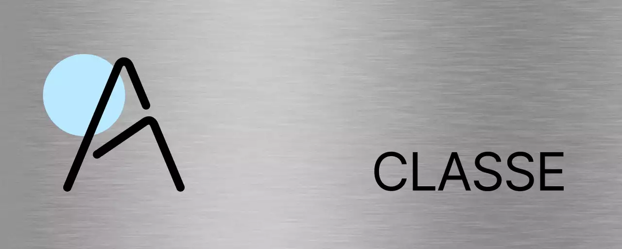 Un panneau de remplacement avec une forme rose-mauve clair et des noms de classes en noir.