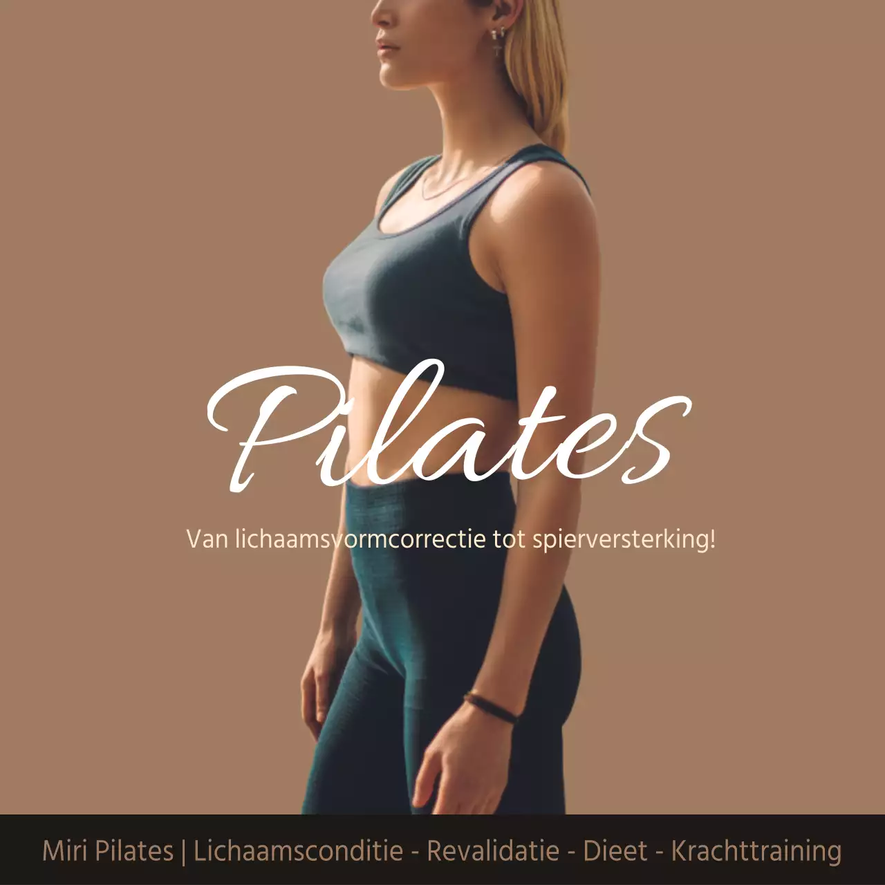 Vrouw in trainingspak op beige achtergrond