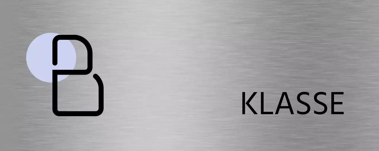 Ein Platzhalterschild mit einer hellviolett-rosa Form und schwarzen Schulklassennamen.