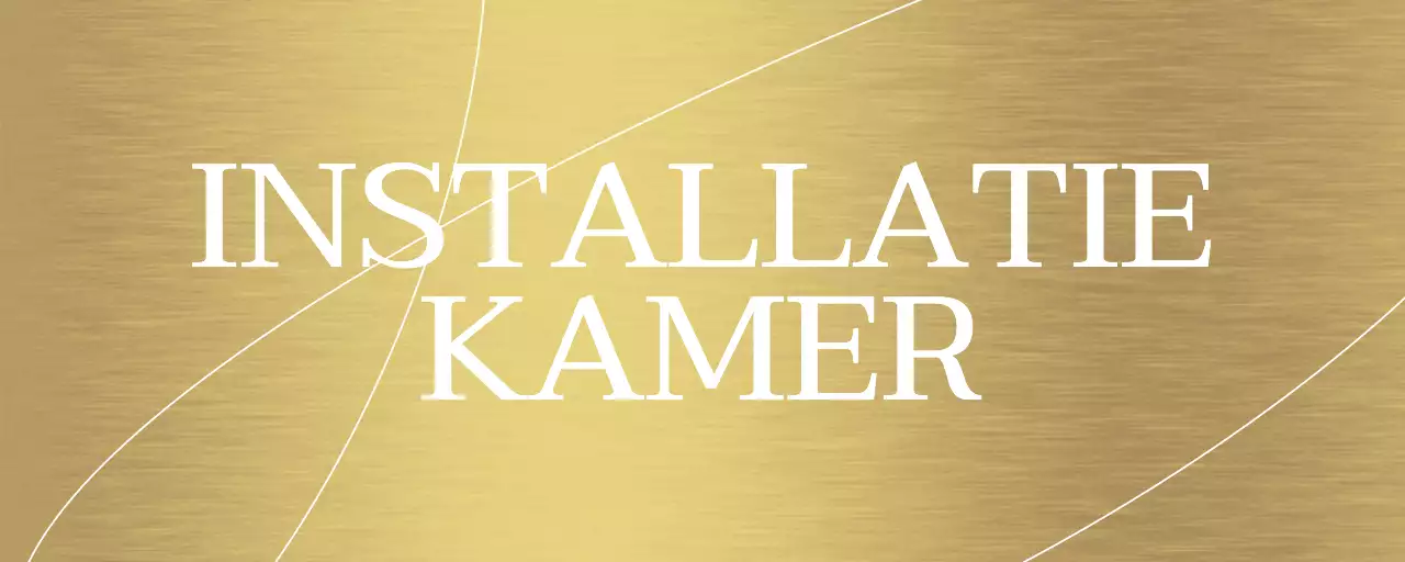 Plaatsnaam kledingwinkel met witte, geaccentueerde gebogen lijnen