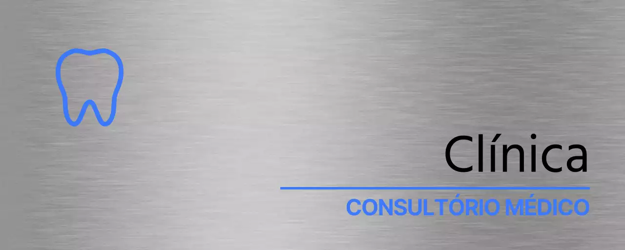 Placa de identificação simples com o nome do consultório dentário a azul e preto e um pictograma simples