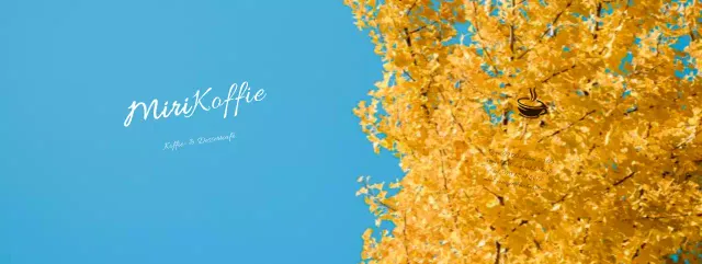 Promoot je café met een hemelsblauw en geel herfstlandschap van ginkgo's