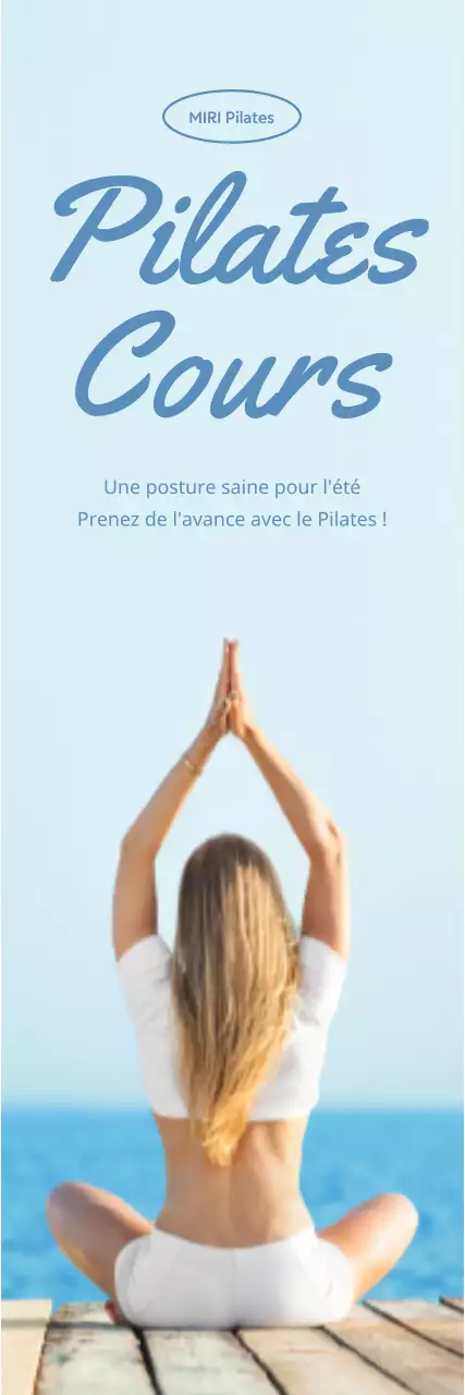 Femme faisant du Pilates sur fond de plage