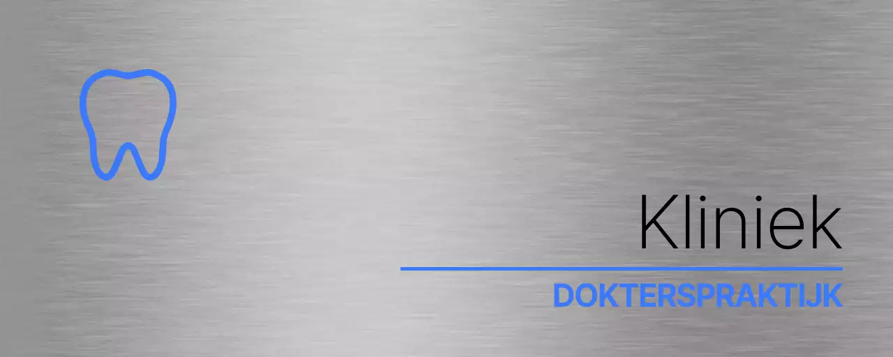 Eenvoudig naamplaatje met blauwe en zwarte tandartspraktijknaam en een eenvoudig pictogram