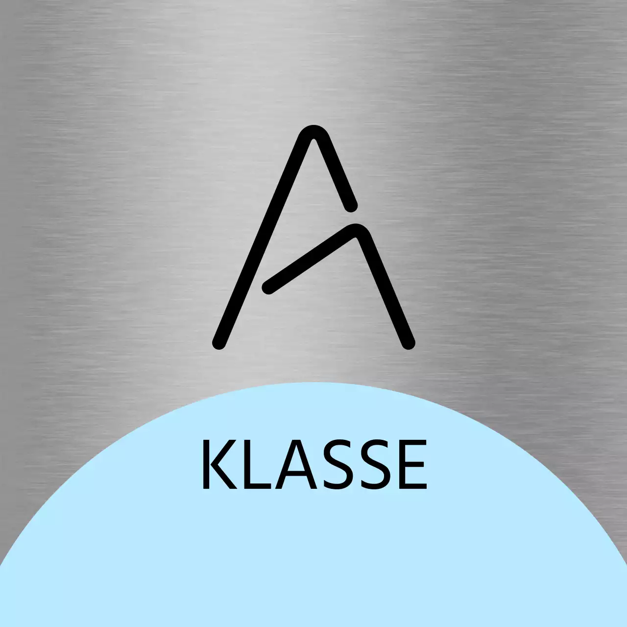 Een plaatsnaambord met een licht paars-roze vorm en zwarte schoolklassen.