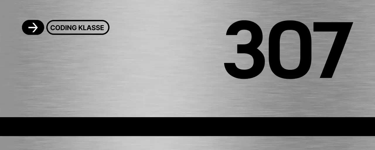 Namensschild mit großen schwarzen Raumnummern für die Codierschule