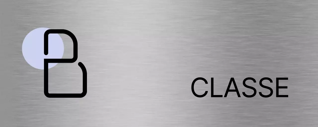 Un panneau de remplacement avec une forme rose-mauve clair et des noms de classes en noir.