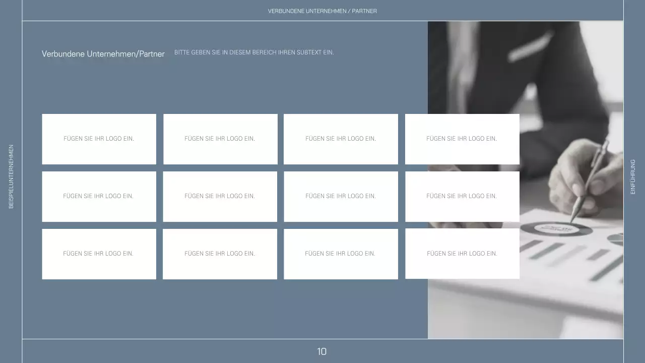 Einfaches Layout in Beige und Marineblau für ein Unternehmensprofil