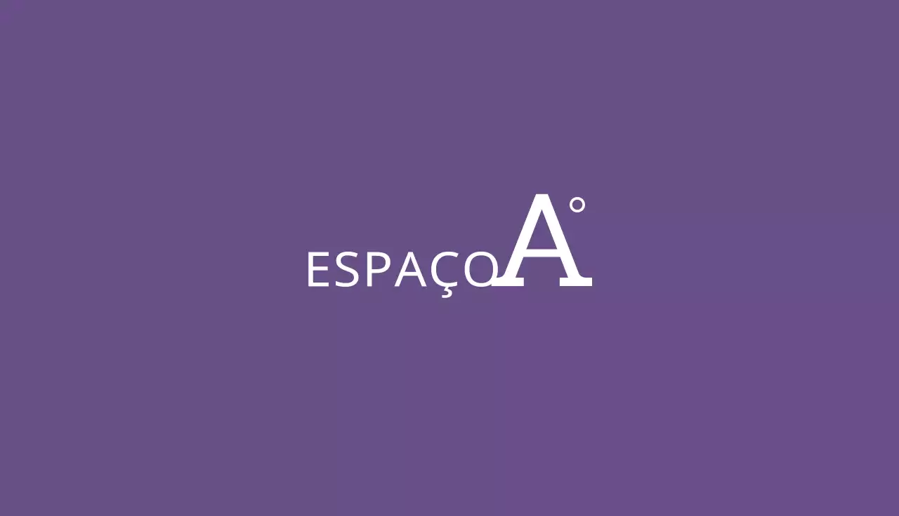 Cartão de visita com logótipo inglês com a letra A sobre um fundo roxo