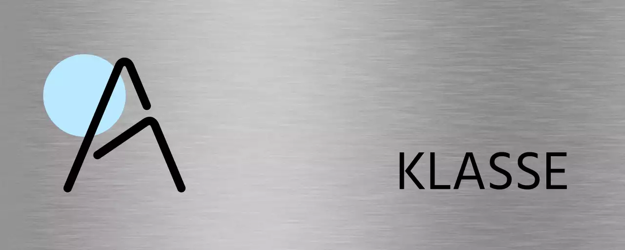 Ein Platzhalterschild mit einer hellviolett-rosa Form und schwarzen Schulklassennamen.