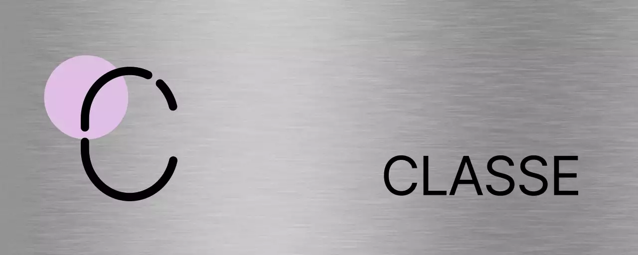 Un panneau de remplacement avec une forme rose-mauve clair et des noms de classes en noir.