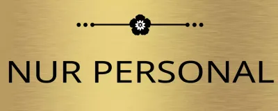 Einfache Platzhalterbeschilderung mit schwarzen Personalbereichsnamen und floralen Linienillustrationen