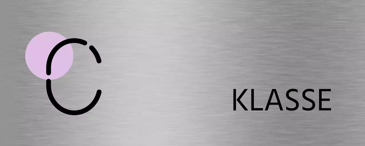 Ein Platzhalterschild mit einer hellviolett-rosa Form und schwarzen Schulklassennamen.