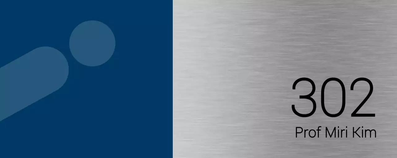 Noms des salles de classe de l'université avec de simples formes bleues et noires en guise d'accents