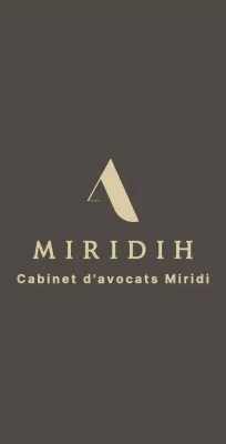 Un balsa marron de grande classe et d'aspect coûteux, portant le logo et le nom de votre cabinet d'avocats.