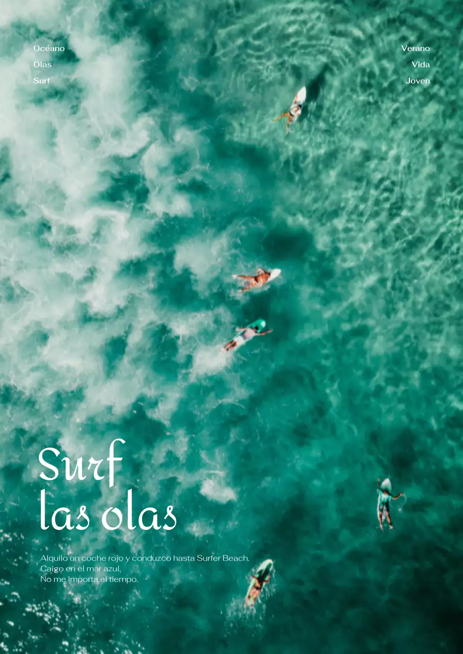 Fresco interior de verano con surfistas en el océano azul