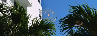 Promoot een zomercafé met witte gebouwen en planten tegen een blauwe luchtachtergrond