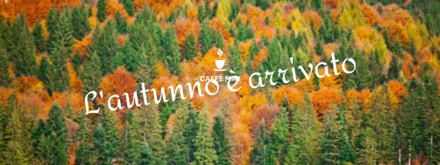 Caffè autunnale con accenti corsivi su uno sfondo montuoso di foglie autunnali colorate