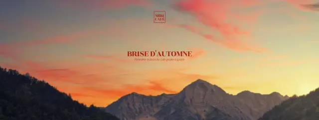 Un café d'automne avec un magnifique ciel d'automne et des polices de caractères épurées sur fond de coucher de soleil.