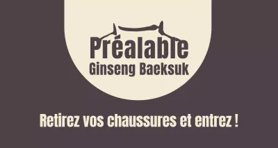 Baume brun avec un panneau demandant de se déchausser.