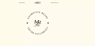 Een luxe cosmeticabeurs in beige en zwart