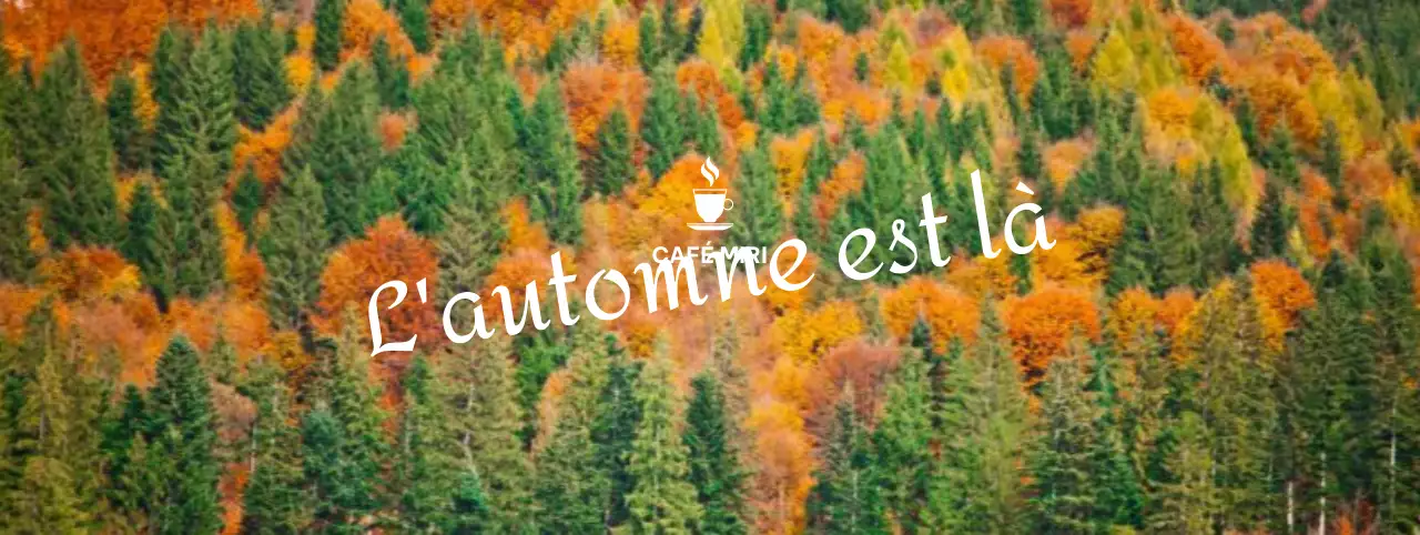 Café d'automne aux accents cursifs sur fond de montagne et de feuilles d'automne colorées