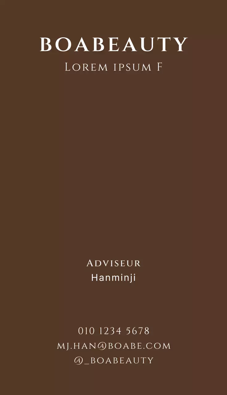 Beauty visitekaartje met Engels logo op een bruine achtergrond