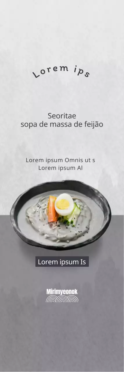 Promover a sopa coreana de massa de feijão num fundo cinzento para um aspeto limpo