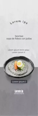 Promocione la sopa coreana de fideos con judías sobre un fondo gris para un aspecto limpio