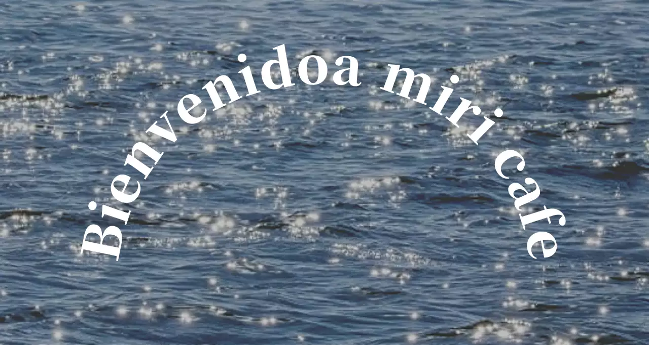 Un colorín de cafetería sentimental con una foto de olas marinas brillantes.