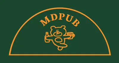 Guirlande verte avec bordure jaune représentant un ours en peluche tenant une bouteille d'alcool.