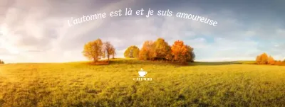Un café automnal avec un arrière-plan de champ automnal atmosphérique, accentué par une police cursive.