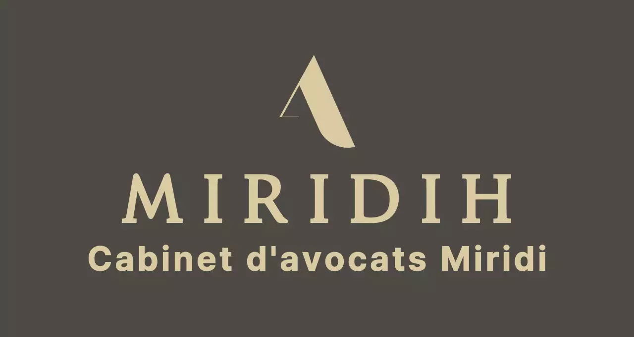 Un balsa marron de grande classe et d'aspect coûteux, portant le logo et le nom de votre cabinet d'avocats.