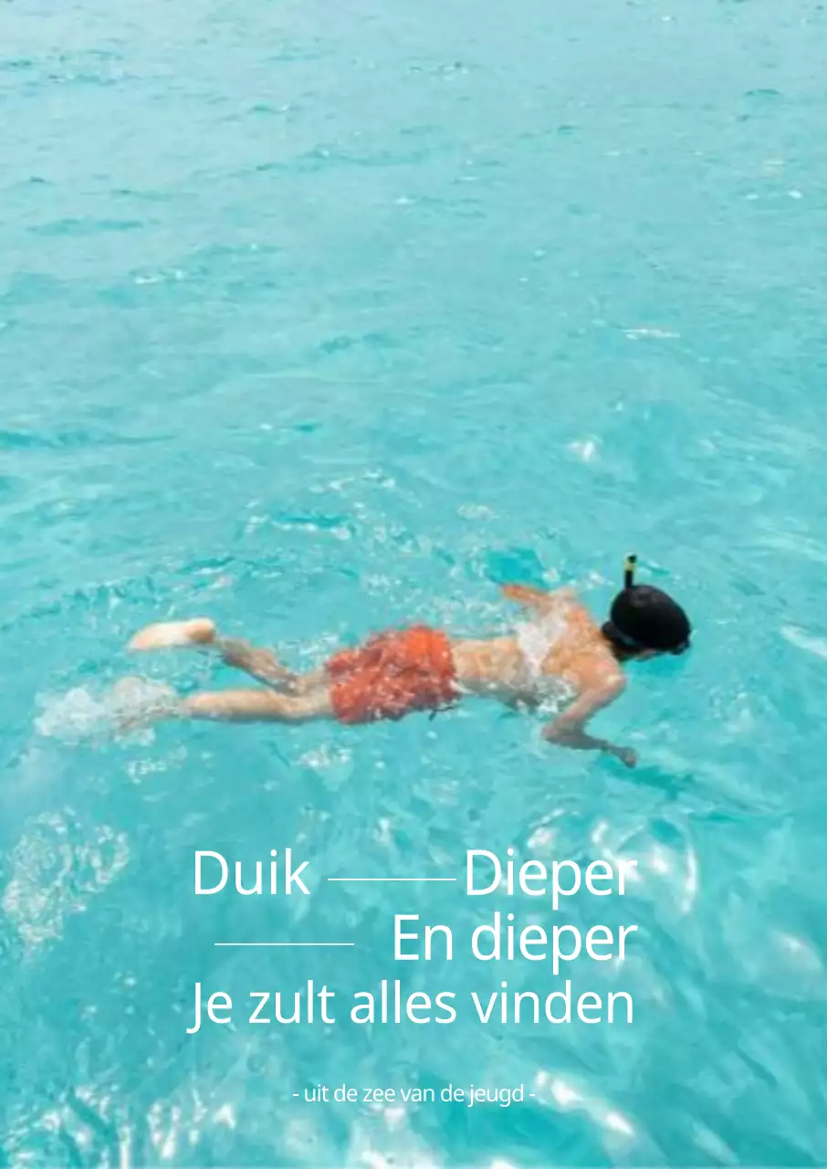 Op de zomer geïnspireerd interieur met een kind zwemmend in de blauwe zee