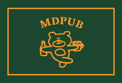 Guirlande verte avec bordure jaune représentant un ours en peluche tenant une bouteille d'alcool.