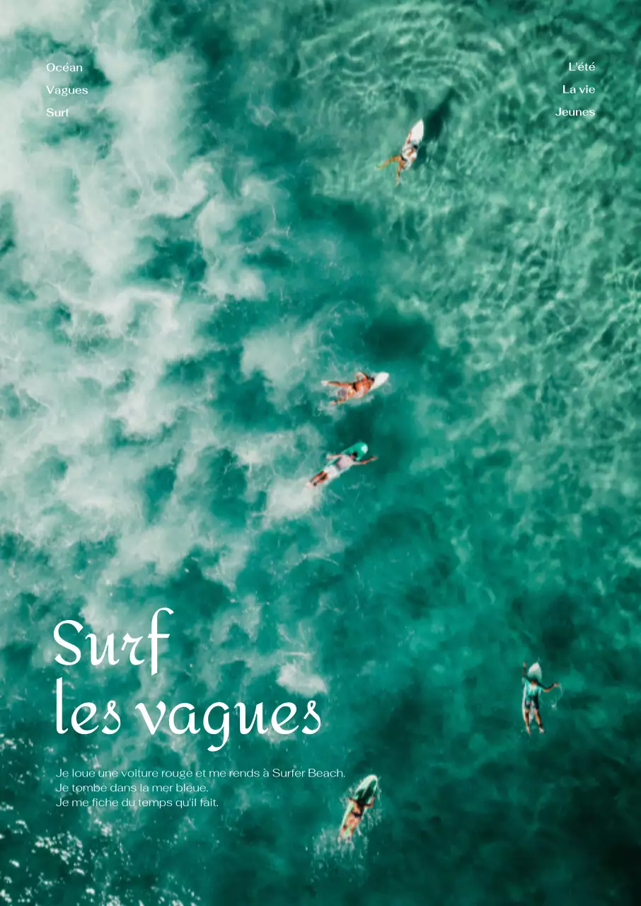 Intérieur frais d'été avec des surfeurs dans l'océan bleu