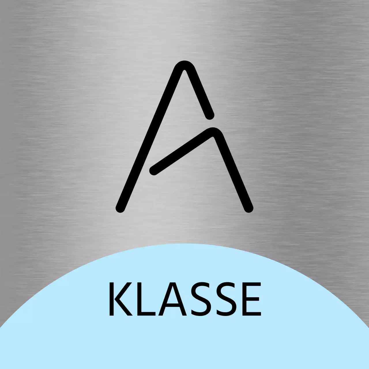 Ein Platzhalterschild mit einer hellviolett-rosa Form und schwarzen Schulklassennamen.