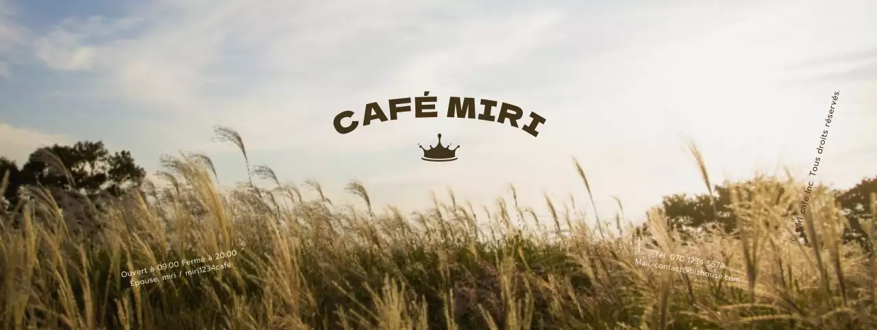 Promouvoir un café avec un paysage moussu chaud et automnal