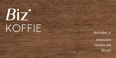 Een eenvoudig houten koffieplaatje met kralen, café-gerelateerde tekst en geïllustreerde vormen