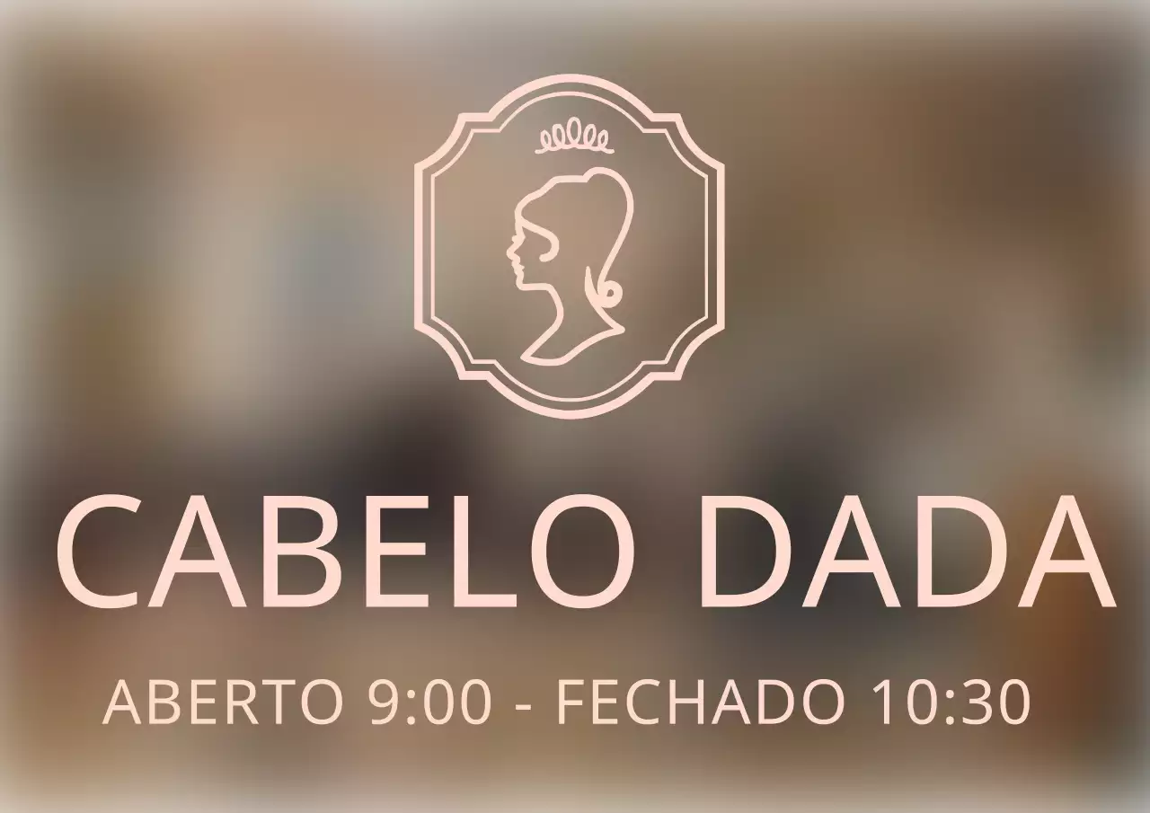Um salão de beleza com decoração cor-de-rosa e luxuosa e vista lateral de uma mulher.