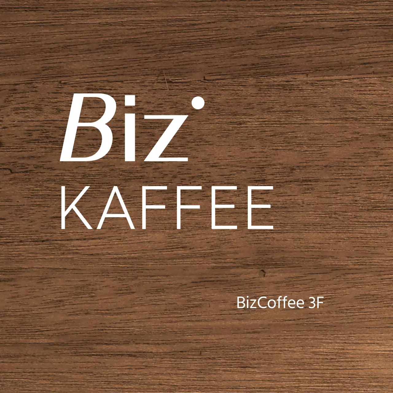 Eine einfache Kaffeetafel aus Holz mit Text und illustrierten Formen zum Thema Kaffee