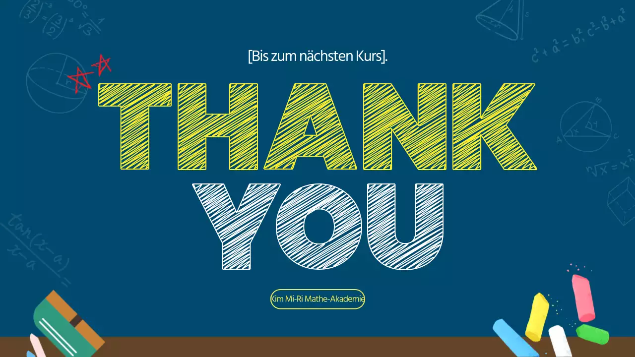 Ein marineblaues, kitschiges Mathebuch mit Kreidetafel