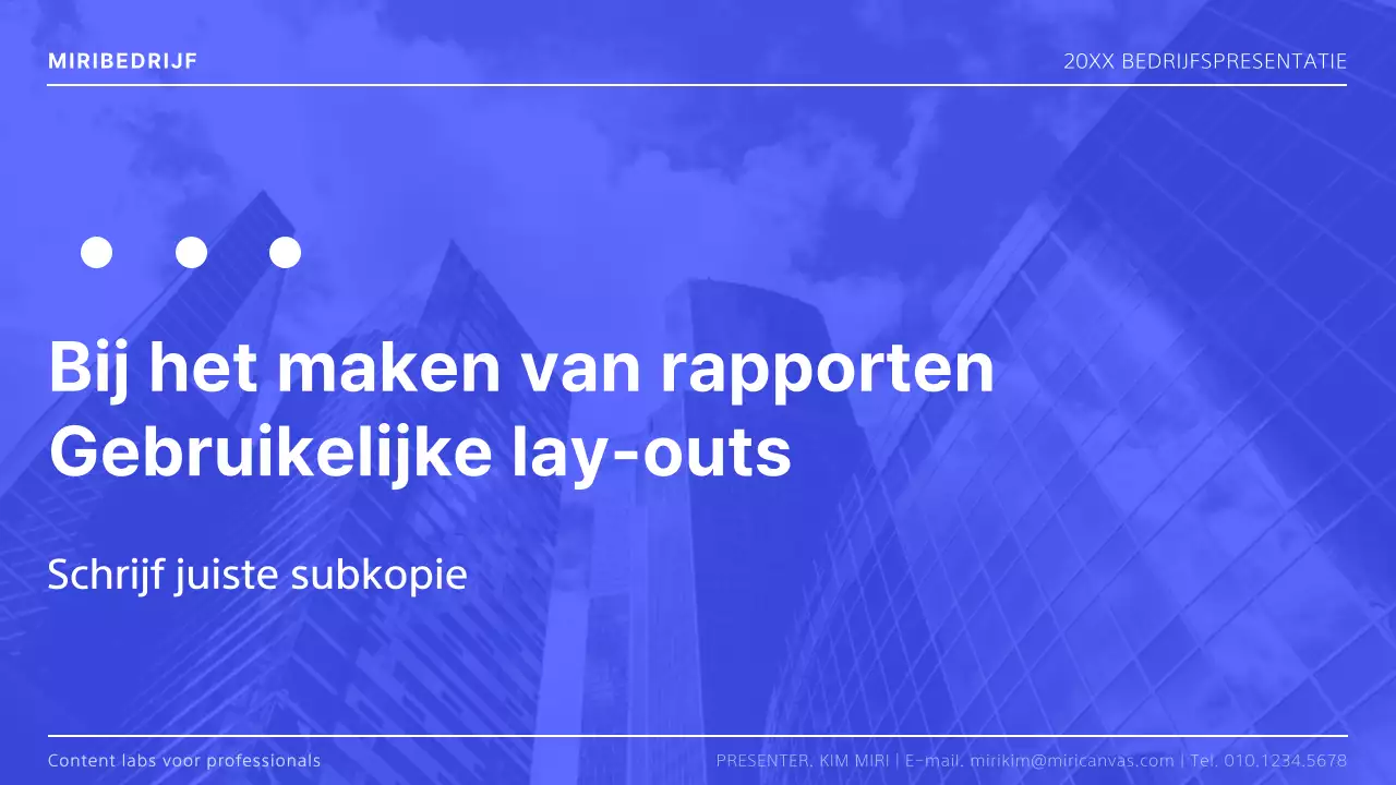 Eenvoudig blauw en wit zakelijk lay-outrapport