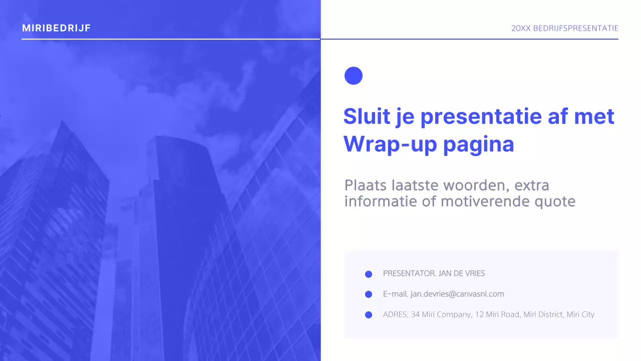 Eenvoudig blauw en wit zakelijk lay-outrapport