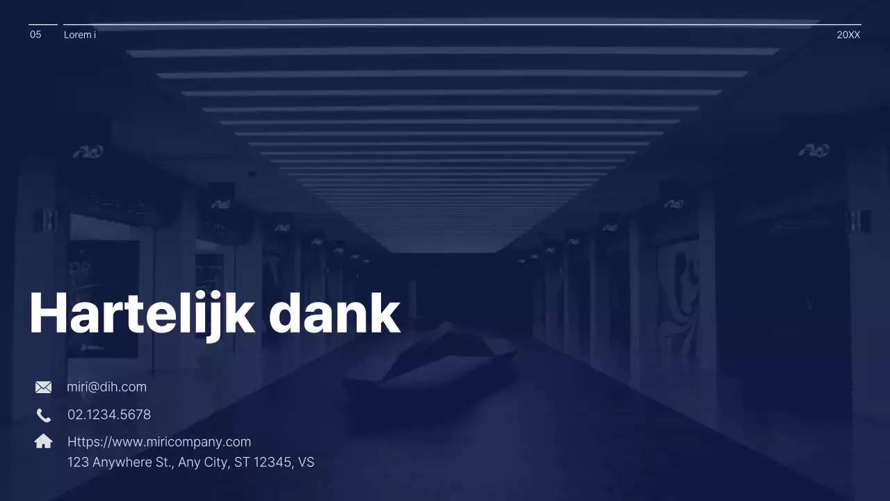 Eenvoudig concept in marineblauw en wit bedrijfsmanagementrapport