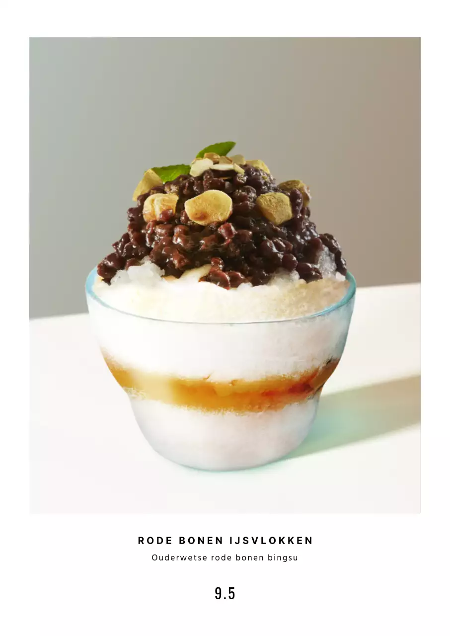 Minimalistisch perzik frappe drankje in lichtblauw en roze