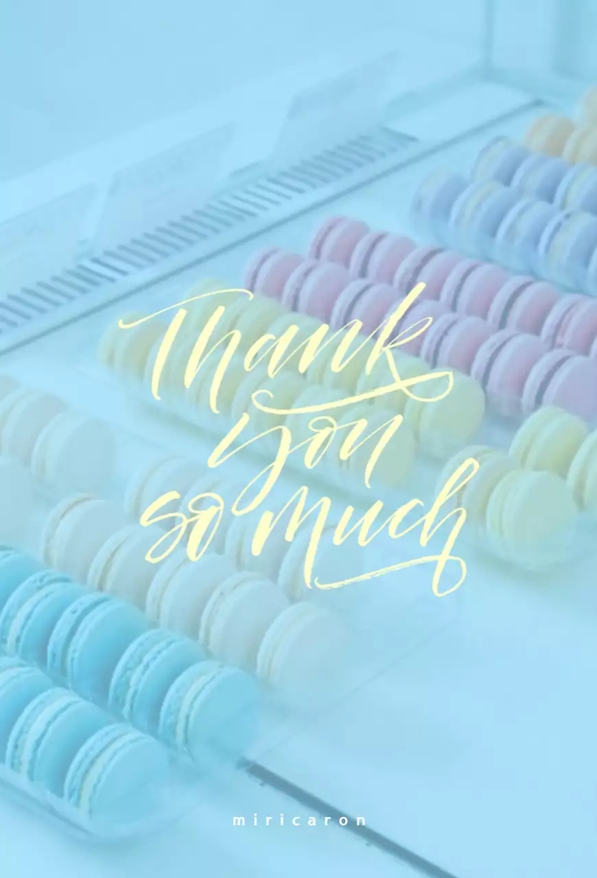 Carte postale annonçant un dessert au macaron bleu clair