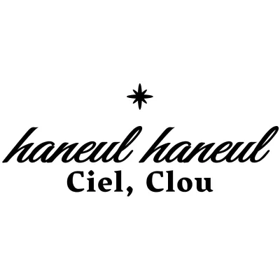 Logotype simple et épuré en noir et blanc pour les promotions et les marchandises des salons de manucure.