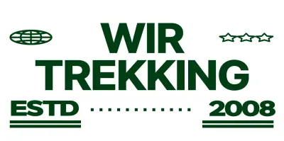 Netter und angesagter Berg-Charakter und Text-Kombination Logo-Stil in Grün und Weiß für Berg-Club-Werbung und Merchandise.