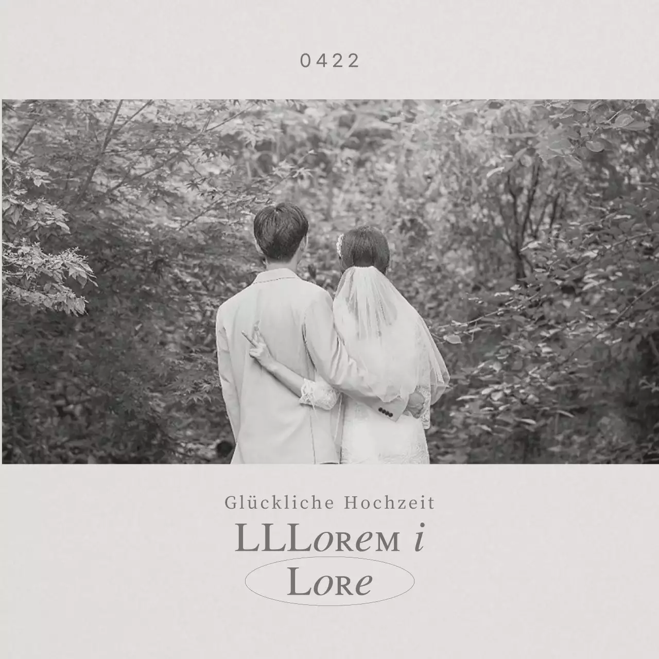 Eine schlichte Hochzeitseinladung mit schwarz-weißen Hochzeitsfotos